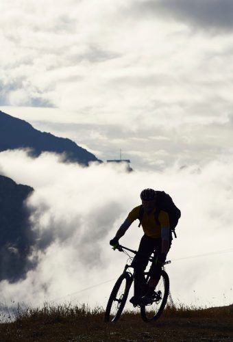 PICTURE-VERTICAL-OUTDOOR-PILOT-BYCLE